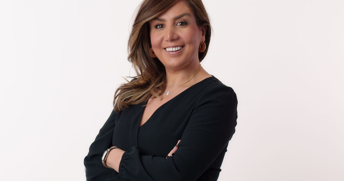 Destination Persian Wedding Officiant Elmira Jafari conducting bilingual Farsi and English ceremony